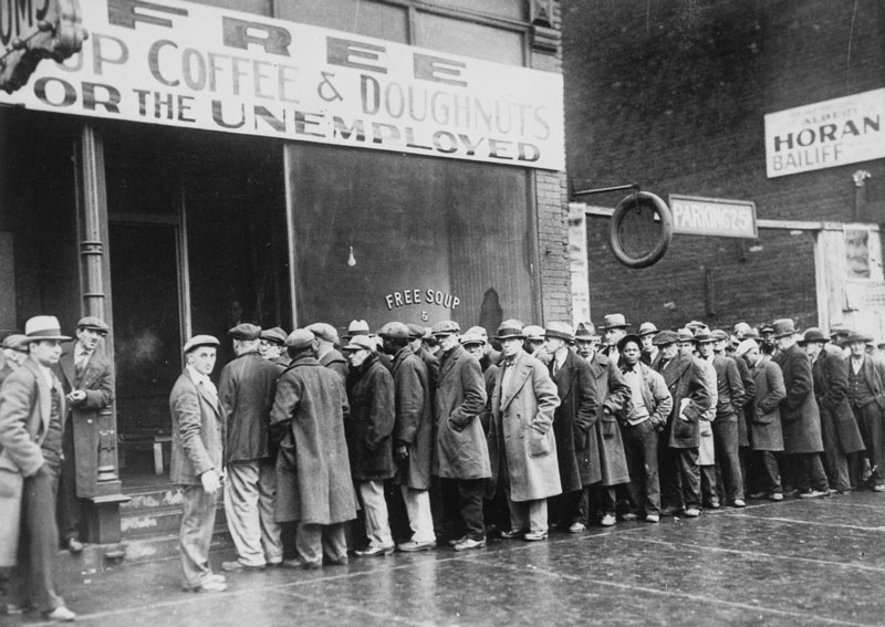 Unemployed_men_queued_outside_a_depression_soup_kitchen_opened_in_Chicago_by_Al_Capone_02-1931_-_NARA_-_541927_1-1024x726