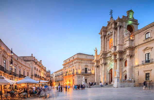 Italy, Sicily, Siracusa district, Siracusa, Ortigia, Mediterranean area, Duomo square and cathedral